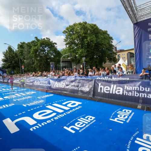 29.06.2025 - hella hamburg halbmarathon Zöllner http://msf.ph/oto/8406429 29.06.2025 10:10:39 Ziel 43 meine-sportfotos.de