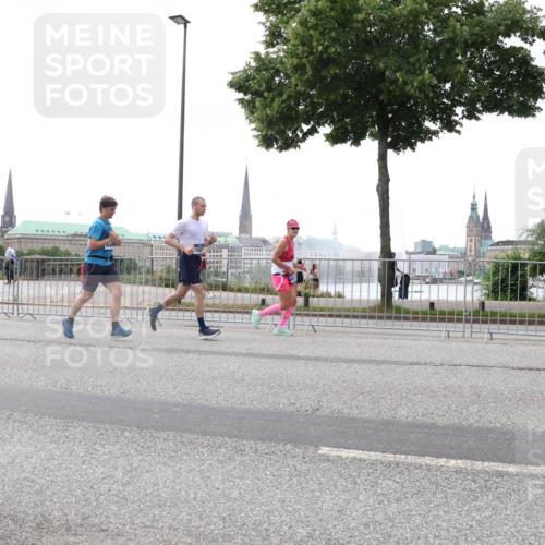 29.06.2025 - hella hamburg halbmarathon Lena Gebhardt http://msf.ph/oto/8406432 29.06.2025 10:50:29 Lombardsbrücke 1259, 1828, 1930, 2047, 3184, 3203, 3229, 3647, 3680, 3701, 3710, 3805, 3838, 3897, 4090, 4168, 4642, 4695, 4961, 5119, 5131, 5997, 6680, 6830, 7133, 7161, 7505, 7677, 7721, 7722, 7755, 7938, 8254, 8299, 8833, 8834, 9096, 9168, 9605, 9933, 9940, 10060, 10286, 10437, 10617, 10744, 11030, 11426, 11696, 11716, 11760, 12079, 12392, 12393, 13127, 13128, 13381, 13744, 13846, 13887, 14102, 14144, 14505, 14591, 14940, 15017, 15230, 15416, 15626 meine-sportfotos.de