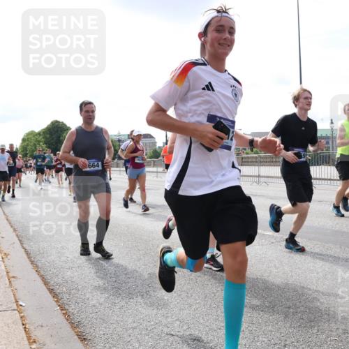 29.06.2025 - hella hamburg halbmarathon Lena Gebhardt http://msf.ph/oto/8406458 29.06.2025 10:16:41 Lombardsbrücke 664, 12872, 2347, 1117, 1212, 1240, 1244, 1403, 1599, 1602, 1825, 2347, 2835, 2912, 3030, 3088, 3134, 3156, 3176, 3450, 3484, 3648, 3687, 4478, 4583, 4637, 5036, 5037, 5294, 6024, 6328, 6488, 6742, 6941, 6948, 7114, 7115, 7158, 7358, 7360, 7753, 7924, 7928, 8295, 8317, 8513, 8597, 8619, 8645, 8707, 8847, 8857, 9091, 9208, 9332, 9492, 9628, 9664, 9676, 9810, 9881, 10076, 10139, 10141, 10183, 10232, 11344, 11345 meine-sportfotos.de