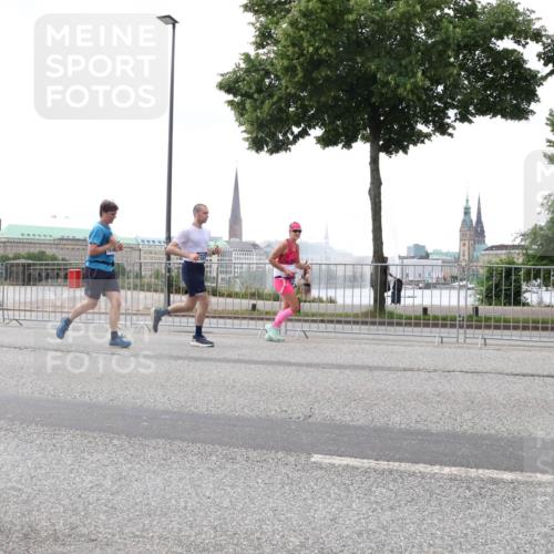 29.06.2025 - hella hamburg halbmarathon Lena Gebhardt http://msf.ph/oto/8406465 29.06.2025 10:50:29 Lombardsbrücke 1259, 1828, 1930, 2047, 3184, 3203, 3229, 3647, 3680, 3701, 3710, 3805, 3838, 3897, 4090, 4168, 4642, 4695, 4961, 5119, 5131, 5997, 6680, 6830, 7133, 7161, 7505, 7677, 7721, 7722, 7755, 7938, 8254, 8299, 8833, 8834, 9096, 9168, 9605, 9933, 9940, 10060, 10286, 10437, 10617, 10744, 11030, 11426, 11696, 11716, 11760, 12079, 12392, 12393, 13127, 13128, 13381, 13744, 13846, 13887, 14102, 14144, 14505, 14591, 14940, 15017, 15230, 15416, 15626 meine-sportfotos.de