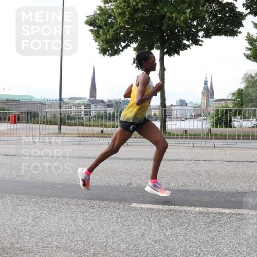 29.06.2025 - hella hamburg halbmarathon Lena Gebhardt http://msf.ph/oto/8406483 29.06.2025 09:35:33 Lombardsbrücke 29, 36, 39, 43, 46, 47, 48, 17888 meine-sportfotos.de