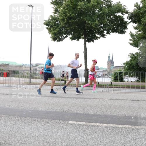 29.06.2025 - hella hamburg halbmarathon Lena Gebhardt http://msf.ph/oto/8406502 29.06.2025 10:50:30 Lombardsbrücke 3680, 1259, 1828, 1930, 2047, 2200, 3184, 3203, 3229, 3647, 3680, 3701, 3710, 3805, 3838, 3897, 4090, 4168, 4642, 4695, 4961, 5119, 5131, 5997, 6680, 6830, 7133, 7161, 7505, 7677, 7721, 7722, 7755, 7938, 8254, 8299, 8833, 8834, 9096, 9168, 9605, 9933, 9940, 10060, 10286, 10437, 10617, 10744, 11030, 11426, 11696, 11716, 11760, 12079, 12392, 12393, 13127, 13128, 13381, 13744, 13846, 13887, 14102, 14144, 14505, 14591, 14940, 15017, 15230, 15416, 15626 meine-sportfotos.de