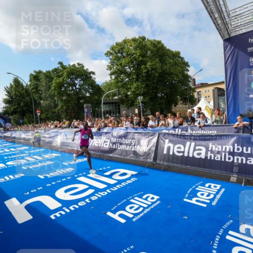 29.06.2025 - hella hamburg halbmarathon Zöllner http://msf.ph/oto/8406515 29.06.2025 10:10:41 Ziel 43 meine-sportfotos.de