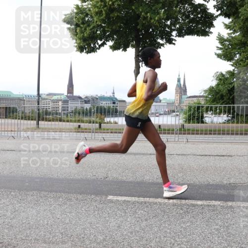 29.06.2025 - hella hamburg halbmarathon Lena Gebhardt http://msf.ph/oto/8406521 29.06.2025 09:35:33 Lombardsbrücke 29, 36, 39, 43, 46, 47, 48, 17888 meine-sportfotos.de