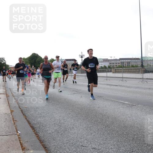 29.06.2025 - hella hamburg halbmarathon Lena Gebhardt http://msf.ph/oto/8406524 29.06.2025 10:03:58 Lombardsbrücke 11614, 1233, 4095, 1032, 1161, 1355, 1367, 2277, 2683, 2759, 2979, 3488, 4095, 4488, 5058, 5363, 5384, 5396, 5464, 5613, 6142, 6706, 7006, 7017, 7306, 7485, 8177, 8421, 8422, 8423, 8469, 8484, 8727, 9280, 9526, 9899, 10389, 10756, 11402, 11511, 11582, 11614, 12004, 12005, 12336, 12653, 13173, 13583, 13793, 15520, 15525, 15643, 15678, 15859, 16099, 16113, 16621, 17098, 17226, 17437, 17550 meine-sportfotos.de
