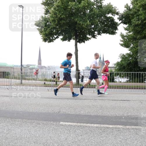 29.06.2025 - hella hamburg halbmarathon Lena Gebhardt http://msf.ph/oto/8406576 29.06.2025 10:50:30 Lombardsbrücke 3680, 1259, 1828, 1930, 2047, 2200, 3184, 3203, 3229, 3647, 3680, 3701, 3710, 3805, 3838, 3897, 4090, 4168, 4642, 4695, 4961, 5119, 5131, 5997, 6680, 6830, 7133, 7161, 7505, 7677, 7721, 7722, 7755, 7938, 8254, 8299, 8833, 8834, 9096, 9168, 9605, 9933, 9940, 10060, 10286, 10437, 10617, 10744, 11030, 11426, 11696, 11716, 11760, 12079, 12392, 12393, 13127, 13128, 13381, 13744, 13846, 13887, 14102, 14144, 14505, 14591, 14940, 15017, 15230, 15416, 15626 meine-sportfotos.de