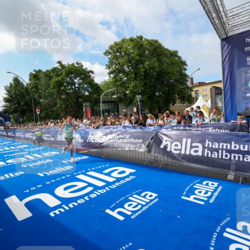 29.06.2025 - hella hamburg halbmarathon Zöllner http://msf.ph/oto/8406586 29.06.2025 10:11:04 Ziel 17888 meine-sportfotos.de