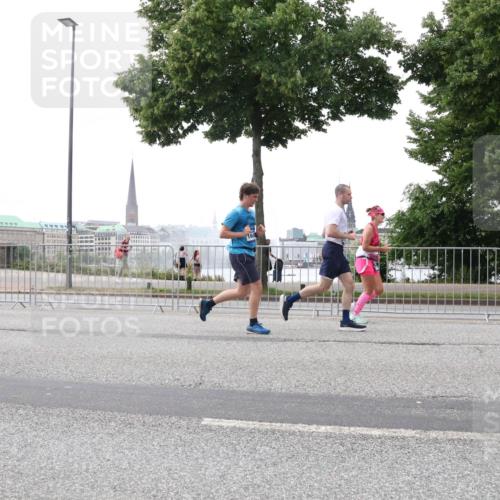 29.06.2025 - hella hamburg halbmarathon Lena Gebhardt http://msf.ph/oto/8406603 29.06.2025 10:50:30 Lombardsbrücke 1494, 1259, 1828, 1930, 2047, 2200, 3184, 3203, 3229, 3647, 3680, 3701, 3710, 3805, 3838, 3897, 4090, 4168, 4642, 4695, 4961, 5119, 5131, 5997, 6680, 6830, 7133, 7161, 7505, 7677, 7721, 7722, 7755, 7938, 8254, 8299, 8833, 8834, 9096, 9168, 9605, 9933, 9940, 10060, 10286, 10437, 10617, 10744, 11030, 11426, 11696, 11716, 11760, 12079, 12392, 12393, 13127, 13128, 13381, 13744, 13846, 13887, 14102, 14144, 14505, 14591, 14940, 15017, 15230, 15416, 15626 meine-sportfotos.de