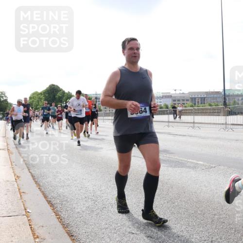 29.06.2025 - hella hamburg halbmarathon Lena Gebhardt http://msf.ph/oto/8406624 29.06.2025 10:16:42 Lombardsbrücke 10232, 5037, 1685, 64, 885, 1117, 1212, 1240, 1244, 1403, 1599, 1602, 1825, 2347, 2912, 3030, 3088, 3134, 3156, 3176, 3450, 3484, 3648, 3687, 4478, 4583, 4637, 5036, 5037, 5294, 6024, 6328, 6488, 6742, 6941, 6948, 7114, 7115, 7158, 7358, 7360, 7753, 7924, 7928, 8295, 8317, 8513, 8597, 8619, 8645, 8707, 8847, 8857, 9091, 9208, 9332, 9492, 9628, 9664, 9676, 9810, 9881, 10076, 10139, 10141, 10183, 10232, 11344, 11345 meine-sportfotos.de