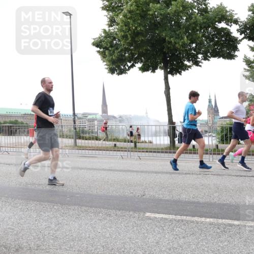 29.06.2025 - hella hamburg halbmarathon Lena Gebhardt http://msf.ph/oto/8406634 29.06.2025 10:50:30 Lombardsbrücke 360, 1259, 1828, 1930, 2047, 2200, 3184, 3203, 3229, 3647, 3680, 3701, 3710, 3805, 3838, 3897, 4090, 4168, 4642, 4695, 4961, 5119, 5131, 5997, 6680, 6830, 7133, 7161, 7505, 7677, 7721, 7722, 7755, 7938, 8254, 8299, 8833, 8834, 9096, 9168, 9605, 9933, 9940, 10060, 10286, 10437, 10617, 10744, 11030, 11426, 11696, 11716, 11760, 12079, 12392, 12393, 13127, 13128, 13381, 13744, 13846, 13887, 14102, 14144, 14505, 14591, 14940, 15017, 15230, 15416, 15626 meine-sportfotos.de