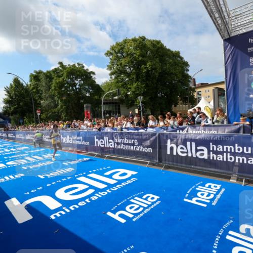 29.06.2025 - hella hamburg halbmarathon Zöllner http://msf.ph/oto/8406646 29.06.2025 10:11:12 Ziel 46 meine-sportfotos.de