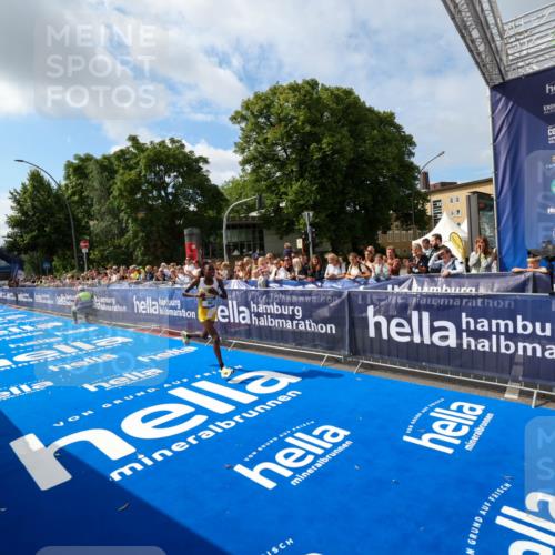 29.06.2025 - hella hamburg halbmarathon Zöllner http://msf.ph/oto/8406665 29.06.2025 10:11:13 Ziel 46 meine-sportfotos.de