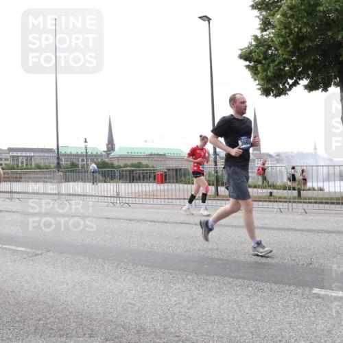 29.06.2025 - hella hamburg halbmarathon Lena Gebhardt http://msf.ph/oto/8406725 29.06.2025 10:50:31 Lombardsbrücke 10286, 3680, 1259, 1828, 1930, 2047, 2200, 3184, 3203, 3229, 3647, 3680, 3701, 3710, 3805, 3838, 3897, 4090, 4168, 4642, 4695, 4961, 5119, 5131, 5997, 6680, 6830, 7133, 7161, 7505, 7677, 7721, 7722, 7755, 7938, 8254, 8299, 8833, 8834, 9096, 9168, 9605, 9933, 9940, 10060, 10286, 10437, 10617, 10744, 11426, 11696, 11716, 11760, 12079, 12392, 12393, 13127, 13128, 13381, 13744, 13846, 13887, 14102, 14144, 14505, 14591, 14940, 15017, 15230, 15416 meine-sportfotos.de