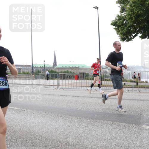 29.06.2025 - hella hamburg halbmarathon Lena Gebhardt http://msf.ph/oto/8406749 29.06.2025 10:50:31 Lombardsbrücke 10286, 3680, 1259, 1828, 1930, 2047, 2200, 3184, 3203, 3229, 3647, 3680, 3701, 3710, 3805, 3838, 3897, 4090, 4168, 4642, 4695, 4961, 5119, 5131, 5997, 6680, 6830, 7133, 7161, 7505, 7677, 7721, 7722, 7755, 7938, 8254, 8299, 8833, 8834, 9096, 9168, 9605, 9933, 9940, 10060, 10286, 10437, 10617, 10744, 11426, 11696, 11716, 11760, 12079, 12392, 12393, 13127, 13128, 13381, 13744, 13846, 13887, 14102, 14144, 14505, 14591, 14940, 15017, 15230, 15416 meine-sportfotos.de