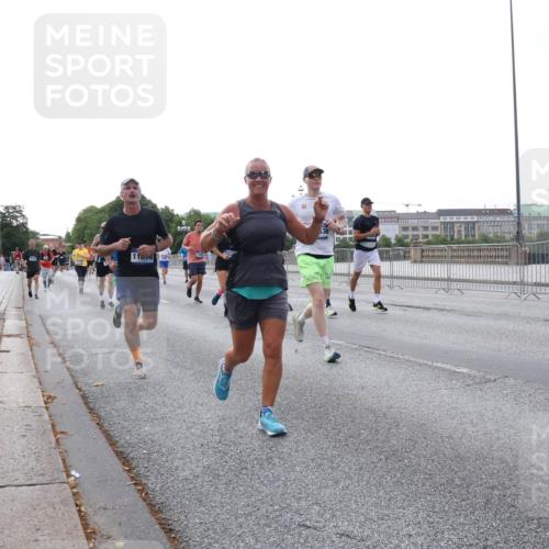 29.06.2025 - hella hamburg halbmarathon Lena Gebhardt http://msf.ph/oto/8406781 29.06.2025 10:03:59 Lombardsbrücke 11014, 1032, 1355, 1367, 2277, 2683, 2759, 2979, 3488, 4095, 4488, 5058, 5363, 5384, 5396, 5464, 5613, 5976, 6142, 6706, 7006, 7017, 7306, 7485, 8177, 8421, 8422, 8423, 8469, 8484, 8727, 9280, 9526, 9899, 10389, 10756, 11402, 11511, 11582, 11614, 12004, 12005, 12336, 12653, 13173, 13583, 13793, 15520, 15525, 15643, 15678, 15859, 16099, 16113, 16621, 17098, 17437, 17550 meine-sportfotos.de