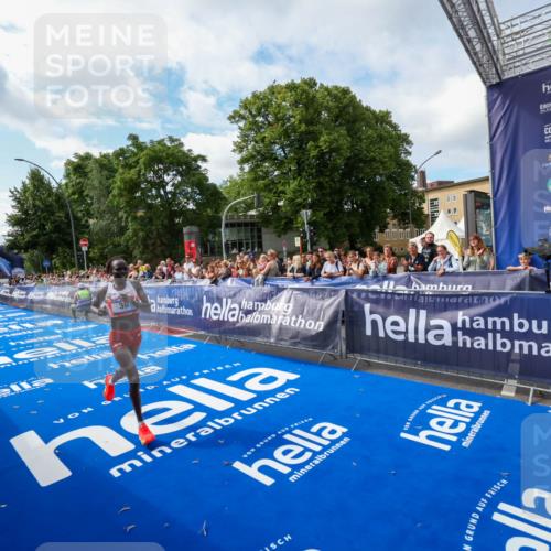 29.06.2025 - hella hamburg halbmarathon Zöllner http://msf.ph/oto/8406807 29.06.2025 10:12:02 Ziel 36 meine-sportfotos.de