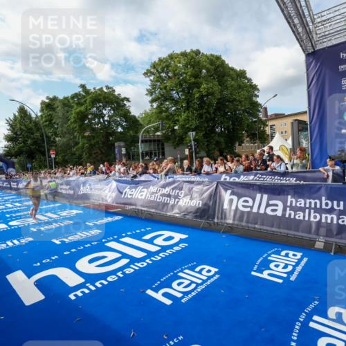 29.06.2025 - hella hamburg halbmarathon Zöllner http://msf.ph/oto/8406832 29.06.2025 10:12:24 Ziel 39, 47 meine-sportfotos.de