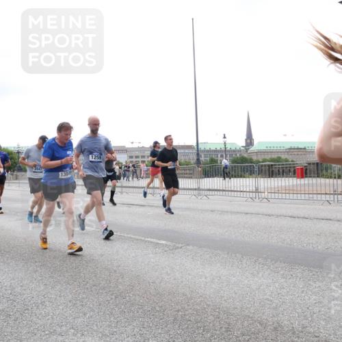 29.06.2025 - hella hamburg halbmarathon Lena Gebhardt http://msf.ph/oto/8406841 29.06.2025 10:50:31 Lombardsbrücke 3203, 3805, 1259, 2047, 13846, 1259, 1828, 1930, 2047, 2200, 3184, 3203, 3229, 3647, 3680, 3701, 3710, 3805, 3838, 3897, 4090, 4168, 4642, 4695, 4961, 5119, 5131, 5997, 6680, 6830, 7133, 7161, 7505, 7677, 7721, 7722, 7755, 7938, 8254, 8299, 8833, 8834, 9096, 9168, 9605, 9933, 9940, 10060, 10286, 10437, 10617, 10744, 11426, 11696, 11716, 11760, 12079, 12392, 12393, 13127, 13128, 13381, 13744, 13846, 13887, 14102, 14144, 14505, 14591, 14940, 15017, 15230, 15416 meine-sportfotos.de