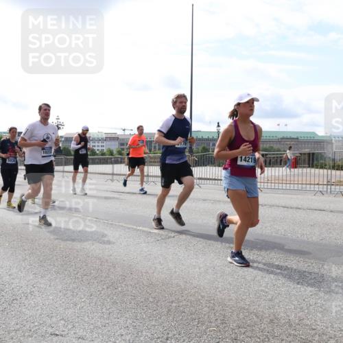 29.06.2025 - hella hamburg halbmarathon Lena Gebhardt http://msf.ph/oto/8406865 29.06.2025 10:16:43 Lombardsbrücke 9676, 17604, 1144, 5036, 10232, 14219, 1117, 1212, 1240, 1244, 1331, 1403, 1599, 1602, 1825, 2225, 2347, 2912, 3030, 3088, 3134, 3156, 3176, 3450, 3484, 3648, 3687, 4478, 4583, 5036, 5037, 5294, 6024, 6328, 6488, 6742, 6941, 6948, 7114, 7115, 7158, 7257, 7358, 7360, 7376, 7753, 7924, 7928, 8263, 8295, 8317, 8513, 8597, 8619, 8645, 8707, 8847, 8857, 9091, 9208, 9332, 9492, 9628, 9664, 9676, 9810, 10076, 10139, 10141, 10183, 10232, 11344, 11345 meine-sportfotos.de