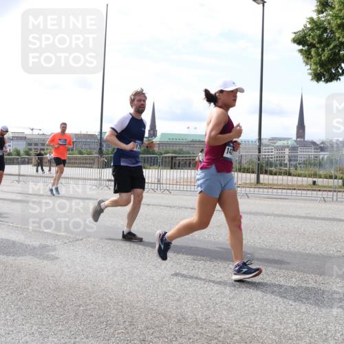 29.06.2025 - hella hamburg halbmarathon Lena Gebhardt http://msf.ph/oto/8406899 29.06.2025 10:16:43 Lombardsbrücke 5036, 10232, 168, 8317, 11428, 176, 1117, 1212, 1240, 1244, 1331, 1403, 1599, 1602, 1825, 2225, 2347, 2912, 3030, 3088, 3134, 3156, 3176, 3450, 3484, 3648, 3687, 4478, 4583, 5036, 5037, 5294, 6024, 6328, 6488, 6742, 6941, 6948, 7114, 7115, 7158, 7257, 7358, 7360, 7376, 7753, 7924, 7928, 8263, 8295, 8317, 8513, 8597, 8619, 8645, 8707, 8847, 8857, 9091, 9208, 9332, 9492, 9628, 9664, 9676, 9810, 10076, 10139, 10141, 10183, 10232, 11344, 11345 meine-sportfotos.de