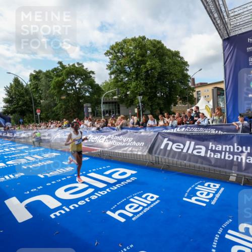 29.06.2025 - hella hamburg halbmarathon Zöllner http://msf.ph/oto/8406900 29.06.2025 10:12:25 Ziel 39, 47 meine-sportfotos.de