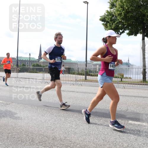 29.06.2025 - hella hamburg halbmarathon Lena Gebhardt http://msf.ph/oto/8406930 29.06.2025 10:16:43 Lombardsbrücke 0232, 83, 3176, 14219, 1117, 1212, 1240, 1244, 1331, 1403, 1599, 1602, 1825, 2225, 2347, 2912, 3030, 3088, 3134, 3156, 3176, 3450, 3484, 3648, 3687, 4478, 4583, 5036, 5037, 5294, 6024, 6328, 6488, 6742, 6941, 6948, 7114, 7115, 7158, 7257, 7358, 7360, 7376, 7753, 7924, 7928, 8263, 8295, 8317, 8513, 8597, 8619, 8645, 8707, 8847, 8857, 9091, 9208, 9332, 9492, 9628, 9664, 9676, 9810, 10076, 10139, 10141, 10183, 10232, 11344, 11345 meine-sportfotos.de