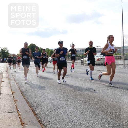 29.06.2025 - hella hamburg halbmarathon Lena Gebhardt http://msf.ph/oto/8406940 29.06.2025 09:49:44 Lombardsbrücke 14204, 15013, 4303, 326, 1343, 1445, 1800, 1975, 2324, 2573, 2745, 2750, 2849, 2949, 2980, 3014, 3116, 3136, 3282, 3431, 3530, 4148, 4303, 4318, 4425, 4528, 4766, 5648, 6095, 6123, 6149, 6682, 7035, 7229, 7495, 7796, 8370, 8465, 8925, 9264, 9265, 9296, 9686, 9914, 10680, 10930, 11765, 11952, 12098, 12327, 12839, 13141, 13158, 13457, 13800, 14077, 14204, 14359, 14374, 14560, 14629, 14667, 14688, 14789, 15094 meine-sportfotos.de