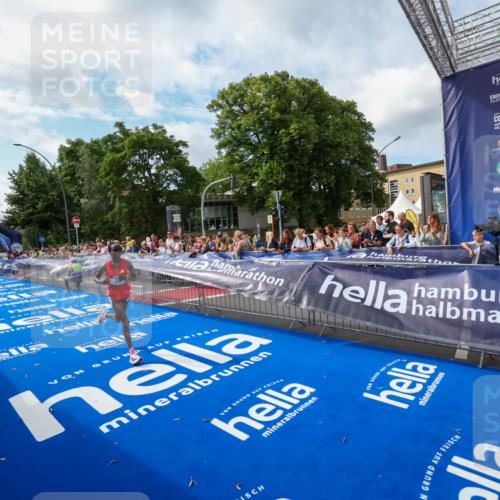29.06.2025 - hella hamburg halbmarathon Zöllner http://msf.ph/oto/8406953 29.06.2025 10:12:27 Ziel 39 meine-sportfotos.de