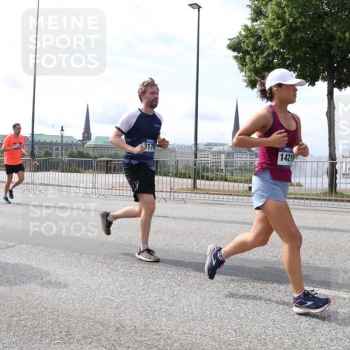 29.06.2025 - hella hamburg halbmarathon Lena Gebhardt http://msf.ph/oto/8406964 29.06.2025 10:16:44 Lombardsbrücke 10232, 3176, 14219, 1117, 1212, 1240, 1244, 1331, 1403, 1553, 1599, 1602, 1825, 2225, 2347, 2912, 3030, 3088, 3134, 3156, 3176, 3450, 3484, 3648, 3687, 4478, 4583, 5036, 5037, 5294, 6024, 6328, 6488, 6742, 6941, 6948, 7114, 7115, 7158, 7257, 7345, 7358, 7360, 7376, 7753, 7924, 7928, 8263, 8295, 8317, 8513, 8597, 8619, 8645, 8707, 8847, 8857, 9091, 9208, 9332, 9492, 9628, 9664, 9676, 9810, 10076, 10139, 10141, 10183, 10232, 11344, 11345 meine-sportfotos.de