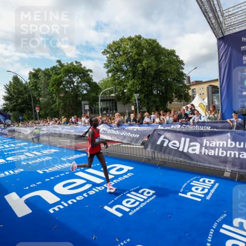 29.06.2025 - hella hamburg halbmarathon Zöllner http://msf.ph/oto/8406979 29.06.2025 10:12:27 Ziel 39 meine-sportfotos.de