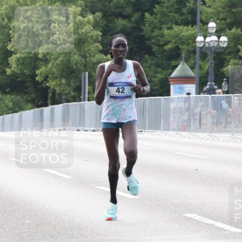 29.06.2025 - hella hamburg halbmarathon Lena Gebhardt http://msf.ph/oto/8406988 29.06.2025 09:35:52 Lombardsbrücke 10, 55, 42, 28, 36, 39, 42, 47, 14689, 17888 meine-sportfotos.de