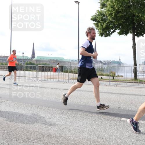 29.06.2025 - hella hamburg halbmarathon Lena Gebhardt http://msf.ph/oto/8406996 29.06.2025 10:16:44 Lombardsbrücke 50, 10232, 1117, 1212, 1240, 1244, 1331, 1403, 1553, 1599, 1602, 1825, 2225, 2347, 2912, 3030, 3088, 3134, 3156, 3176, 3450, 3484, 3648, 3687, 4478, 4583, 5036, 5037, 5294, 6024, 6328, 6488, 6742, 6941, 6948, 7114, 7115, 7158, 7257, 7345, 7358, 7360, 7376, 7753, 7924, 7928, 8263, 8295, 8317, 8513, 8597, 8619, 8645, 8707, 8847, 8857, 9091, 9208, 9332, 9492, 9628, 9664, 9676, 9810, 10076, 10139, 10141, 10183, 10232, 11344, 11345 meine-sportfotos.de