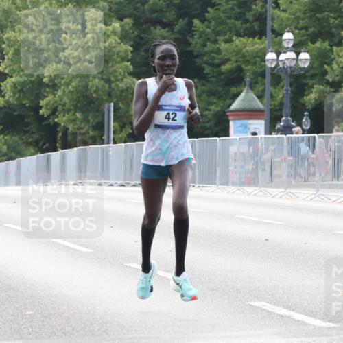29.06.2025 - hella hamburg halbmarathon Lena Gebhardt http://msf.ph/oto/8407018 29.06.2025 09:35:52 Lombardsbrücke 42, 28, 36, 39, 42, 47, 14689, 17888 meine-sportfotos.de