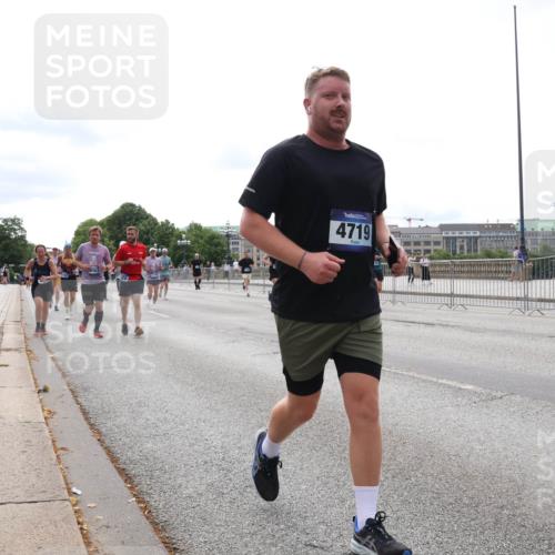 29.06.2025 - hella hamburg halbmarathon Lena Gebhardt http://msf.ph/oto/8407020 29.06.2025 10:24:30 Lombardsbrücke 4719, 1005, 1009, 1064, 1352, 1389, 1395, 2132, 2280, 2477, 2944, 3013, 3053, 3099, 3113, 3132, 3185, 3285, 3421, 3579, 3786, 4111, 4162, 4221, 4464, 4684, 4719, 4993, 5039, 5138, 5829, 5830, 5954, 6261, 6478, 6524, 6526, 6570, 7426, 7528, 7920, 7975, 8167, 8187, 8297, 9063, 10907, 11306, 11347, 11651, 11816, 11817, 12070, 12210, 12303, 13111, 13113, 13380, 13573, 13638, 13711, 14143, 14898, 15975, 17535 meine-sportfotos.de