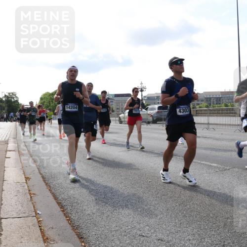 29.06.2025 - hella hamburg halbmarathon Lena Gebhardt http://msf.ph/oto/8407037 29.06.2025 09:49:45 Lombardsbrücke 14204, 13141, 15013, 4303, 1343, 1445, 1800, 1975, 2324, 2573, 2745, 2750, 2849, 2949, 2980, 3014, 3116, 3136, 3282, 3431, 3530, 4148, 4303, 4318, 4425, 4528, 4766, 5648, 6095, 6123, 6149, 6682, 7035, 7229, 7495, 7796, 8370, 8465, 8629, 8925, 9264, 9265, 9296, 9686, 9914, 10680, 10930, 11765, 11952, 12098, 12327, 12839, 13141, 13457, 13800, 14077, 14204, 14359, 14374, 14560, 14629, 14667, 14688, 14789, 15094 meine-sportfotos.de
