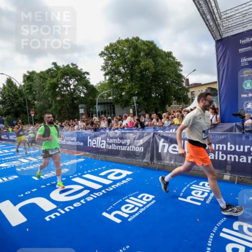 29.06.2025 - hella hamburg halbmarathon Zöllner http://msf.ph/oto/8407040 29.06.2025 10:41:58 Ziel 1169, 7092, 7363, 8694, 15521, 16507 meine-sportfotos.de