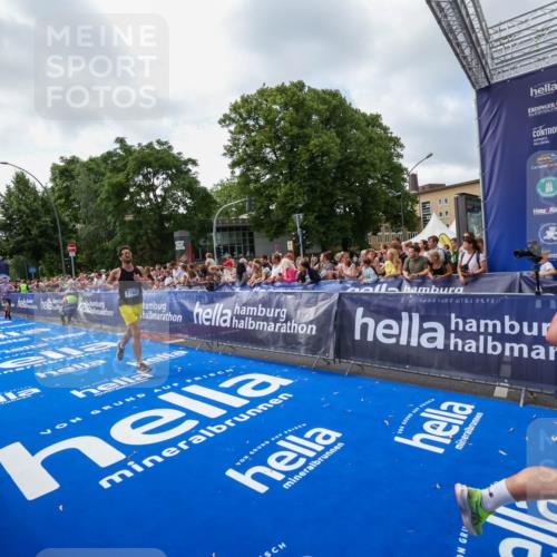 29.06.2025 - hella hamburg halbmarathon Zöllner http://msf.ph/oto/8407050 29.06.2025 10:42:00 Ziel 1169, 5690, 7363, 8694, 15521, 15846, 16507, 17926 meine-sportfotos.de