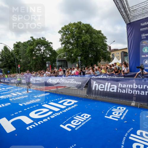 29.06.2025 - hella hamburg halbmarathon Zöllner http://msf.ph/oto/8407070 29.06.2025 10:42:02 Ziel 5690, 6593, 7363, 8694, 11417, 12292, 13196, 15846, 16507, 17864, 17926, 18920, 19046 meine-sportfotos.de