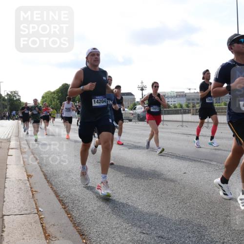 29.06.2025 - hella hamburg halbmarathon Lena Gebhardt http://msf.ph/oto/8407088 29.06.2025 09:49:45 Lombardsbrücke 1975, 14204, 15013, 4303, 1343, 1445, 1800, 1975, 2324, 2573, 2745, 2750, 2849, 2949, 2980, 3014, 3116, 3136, 3282, 3431, 3530, 4148, 4303, 4318, 4425, 4528, 4766, 5648, 6095, 6123, 6149, 6682, 7035, 7229, 7495, 7796, 8370, 8465, 8629, 8925, 9264, 9265, 9296, 9686, 9914, 10680, 10930, 11765, 11952, 12098, 12327, 12839, 13141, 13457, 13800, 14077, 14204, 14359, 14374, 14560, 14629, 14667, 14688, 14789, 15094 meine-sportfotos.de