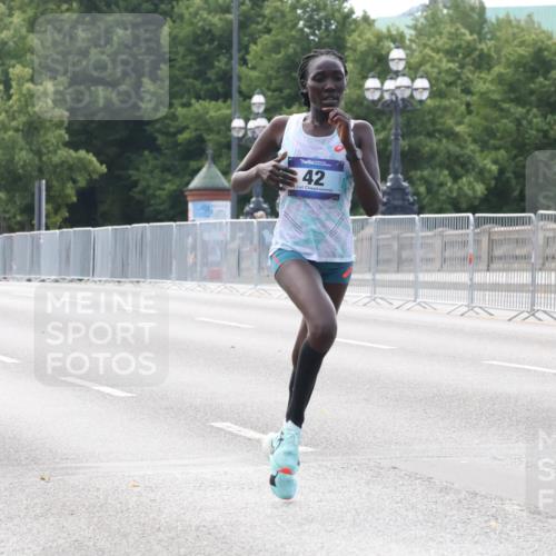 29.06.2025 - hella hamburg halbmarathon Lena Gebhardt http://msf.ph/oto/8407092 29.06.2025 09:35:53 Lombardsbrücke 42, 28, 36, 39, 42, 47, 14689, 17888 meine-sportfotos.de