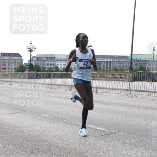 29.06.2025 - hella hamburg halbmarathon Lena Gebhardt http://msf.ph/oto/8407129 29.06.2025 09:35:55 Lombardsbrücke 42, 28, 36, 39, 42, 47, 14689, 17888 meine-sportfotos.de