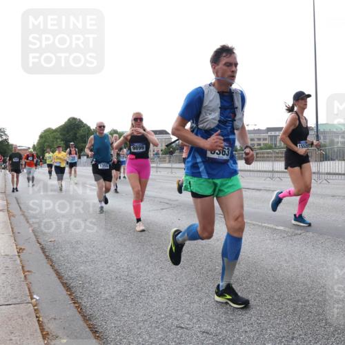 29.06.2025 - hella hamburg halbmarathon Lena Gebhardt http://msf.ph/oto/8407151 29.06.2025 10:04:01 Lombardsbrücke 9200, 1355, 9899, 563, 15520, 1032, 1355, 1367, 2277, 2683, 2759, 2979, 3488, 4095, 4488, 5058, 5363, 5384, 5396, 5613, 5976, 6142, 6706, 6709, 7006, 7017, 7306, 7485, 8177, 8421, 8422, 8423, 8469, 8484, 8727, 9280, 9526, 9899, 10389, 10756, 11402, 11511, 11582, 11614, 12004, 12005, 12336, 12653, 13173, 13583, 13793, 15520, 15525, 15643, 15678, 15859, 16099, 16113, 16621, 17071, 17098, 17437, 17550 meine-sportfotos.de