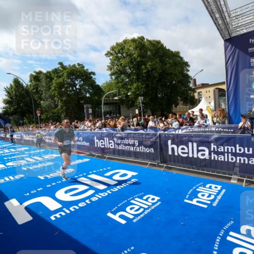 29.06.2025 - hella hamburg halbmarathon Zöllner http://msf.ph/oto/8407171 29.06.2025 10:14:02 Ziel 31, 42, 14689 meine-sportfotos.de