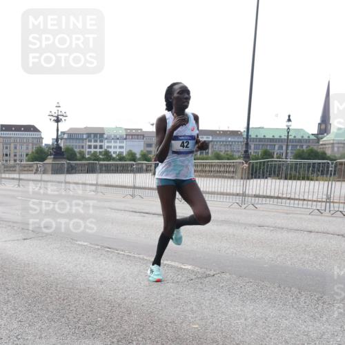 29.06.2025 - hella hamburg halbmarathon Lena Gebhardt http://msf.ph/oto/8407172 29.06.2025 09:35:55 Lombardsbrücke 42, 28, 36, 39, 42, 47, 14689, 17888 meine-sportfotos.de