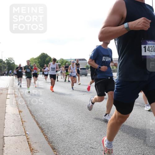 29.06.2025 - hella hamburg halbmarathon Lena Gebhardt http://msf.ph/oto/8407189 29.06.2025 09:49:46 Lombardsbrücke 1975, 4374, 14204, 1068, 1343, 1445, 1800, 1975, 2324, 2573, 2745, 2750, 2849, 2949, 2980, 3014, 3116, 3136, 3282, 3431, 3530, 4148, 4303, 4318, 4425, 4528, 4766, 5648, 6095, 6123, 6149, 6682, 7035, 7229, 7495, 7796, 8370, 8465, 8629, 8925, 9264, 9265, 9296, 9686, 9914, 9979, 10680, 10930, 11765, 12098, 12327, 12839, 13141, 13457, 13800, 14077, 14204, 14359, 14374, 14560, 14629, 14667, 14688, 14789, 15094 meine-sportfotos.de