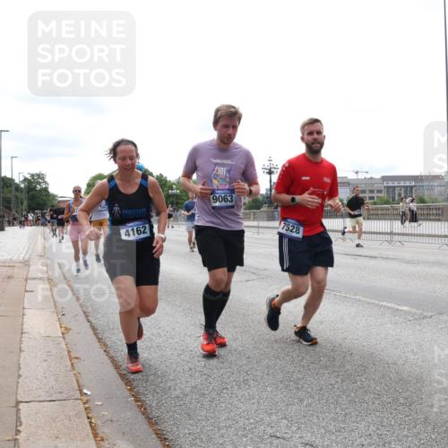 29.06.2025 - hella hamburg halbmarathon Lena Gebhardt http://msf.ph/oto/8407197 29.06.2025 10:24:34 Lombardsbrücke 15796, 4162, 9063, 7528, 1005, 1009, 1064, 1352, 1389, 1395, 2108, 2132, 2249, 2280, 2477, 2944, 3053, 3099, 3113, 3132, 3185, 3285, 3421, 3579, 3786, 4111, 4162, 4221, 4444, 4464, 4684, 4719, 4993, 5126, 5138, 5829, 5830, 6261, 6478, 6524, 6526, 6570, 7528, 7920, 7975, 8167, 8187, 8297, 9063, 10907, 11306, 11651, 11816, 11817, 12070, 12210, 12303, 13111, 13113, 13380, 13573, 13638, 13711, 14143, 14898, 15124, 15975, 17535 meine-sportfotos.de