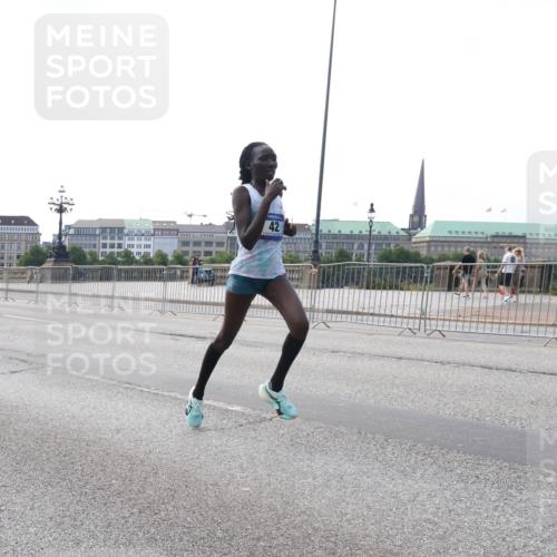 29.06.2025 - hella hamburg halbmarathon Lena Gebhardt http://msf.ph/oto/8407203 29.06.2025 09:35:55 Lombardsbrücke 42, 28, 36, 39, 42, 47, 14689, 17888 meine-sportfotos.de