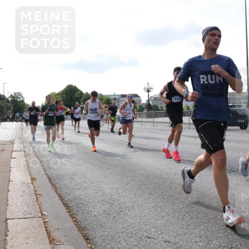 29.06.2025 - hella hamburg halbmarathon Lena Gebhardt http://msf.ph/oto/8407211 29.06.2025 09:49:46 Lombardsbrücke 1975, 4374, 13141, 15013, 1343, 1445, 1800, 1975, 2324, 2573, 2745, 2750, 2849, 2949, 2980, 3014, 3116, 3136, 3282, 3431, 3530, 4148, 4303, 4318, 4425, 4528, 4766, 5648, 6095, 6123, 6149, 6682, 7035, 7229, 7495, 7796, 8370, 8465, 8629, 8925, 9264, 9265, 9296, 9686, 9914, 9979, 10680, 10930, 11765, 12098, 12327, 12839, 13141, 13457, 13800, 14077, 14204, 14359, 14374, 14560, 14629, 14667, 14688, 14789, 15094 meine-sportfotos.de
