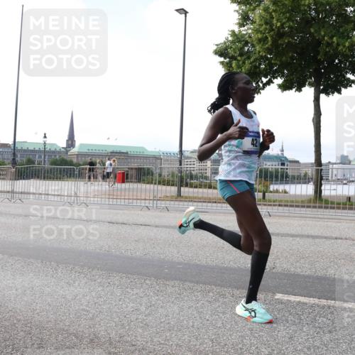 29.06.2025 - hella hamburg halbmarathon Lena Gebhardt http://msf.ph/oto/8407236 29.06.2025 09:35:56 Lombardsbrücke 42, 28, 36, 39, 42, 47, 14689, 17888 meine-sportfotos.de