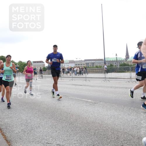 29.06.2025 - hella hamburg halbmarathon Lena Gebhardt http://msf.ph/oto/8407256 29.06.2025 10:50:34 Lombardsbrücke 7677, 3203, 1386, 204, 1259, 1828, 1930, 2047, 2200, 3184, 3203, 3229, 3647, 3680, 3701, 3710, 3805, 3838, 3897, 4090, 4168, 4642, 4695, 4771, 4961, 5119, 5131, 5997, 6178, 6680, 6830, 7133, 7161, 7505, 7677, 7721, 7722, 7755, 7938, 8200, 8254, 8299, 8833, 8834, 8986, 9096, 9168, 9605, 9933, 10060, 10286, 10437, 10617, 10744, 11426, 11696, 11716, 12079, 12392, 12393, 13127, 13128, 13846, 13887, 14102, 14144, 14534, 14591, 14940, 15017, 15230, 15416 meine-sportfotos.de